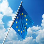 Ilustración del mapa de Europa con diagrama de red neuronal y documentos legales, representando la normativa europea de IA