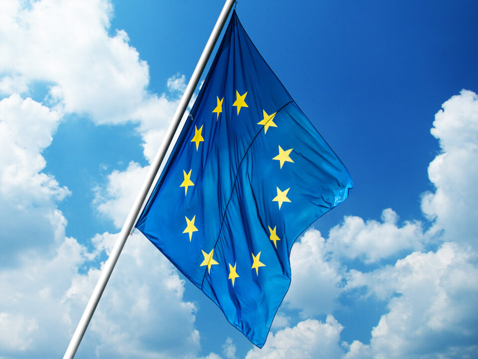 Ilustración del mapa de Europa con diagrama de red neuronal y documentos legales, representando la normativa europea de IA