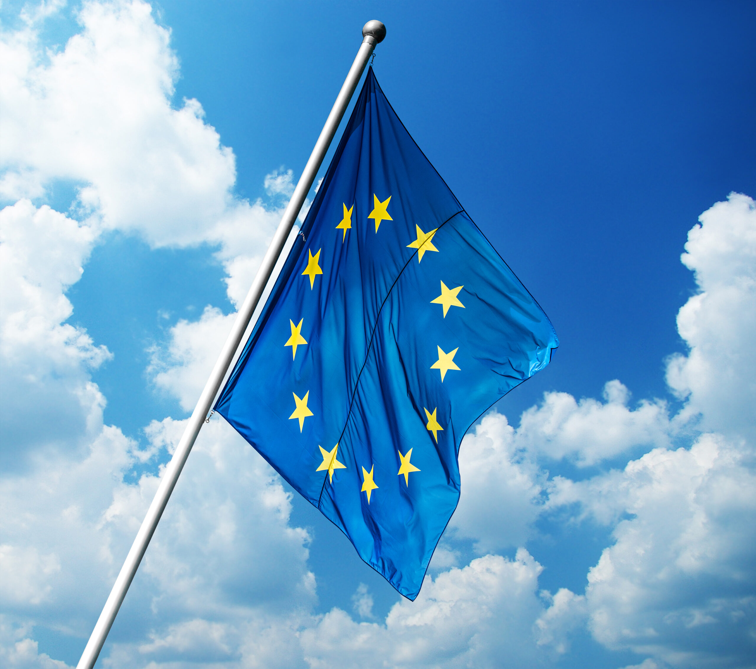 Ilustración del mapa de Europa con diagrama de red neuronal y documentos legales, representando la normativa europea de IA