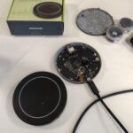 Altavoz conversacional voz-a-voz FVL-01 de Faktoria Voice Lab: placa ReSpeaker XVF3800 desmontada sobre el banco de trabajo